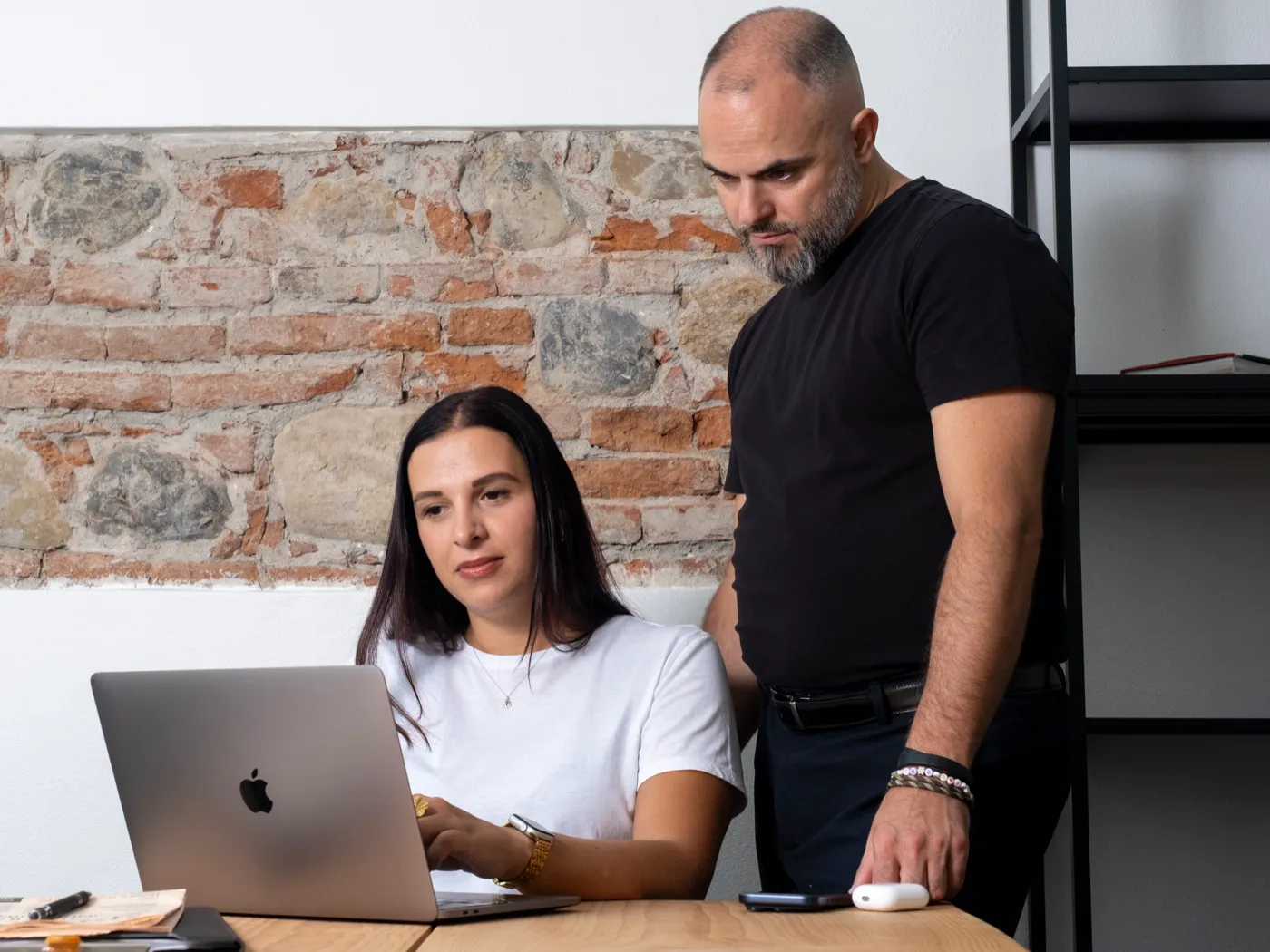 Claudia Muraca al computer con Francesco Boccardo che guarda lo schermo