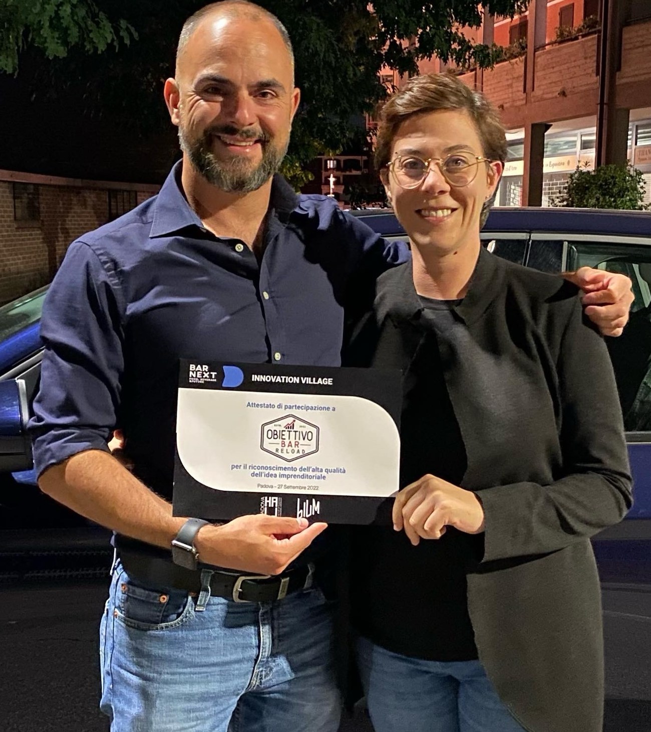 Chiara e Francesco con l'attestato dell'Innovation Village di BarNext per Obiettivo Bar