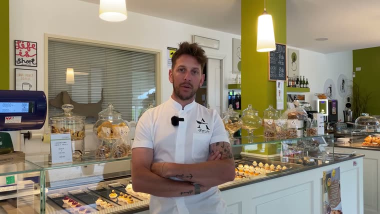 Alessandro Tonello nel suo locale, fotogramma dell’intervista